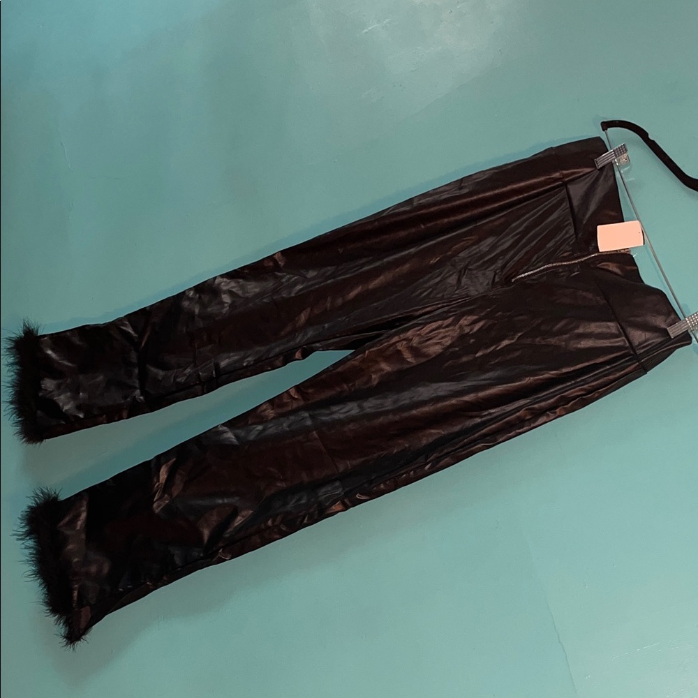 Elegant Black Leather pants with trim fur in the leg - Picture 12 of 14